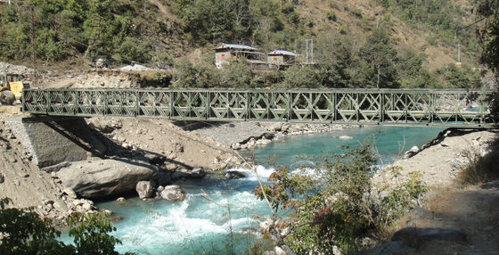 สะพานเหล็กถักแบบทนทาน ช่วงสะพาน 6 ถึง 60 เมตร รับน้ำหนักออกแบบ HL93 พร้อมพื้นสะพานเหล็กหรือไม้ และวิธีการก่อสร้างแบบสำเร็จรูป