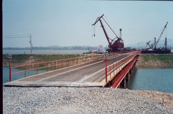 สะพานเหล็กถักสำเร็จรูปทนทาน ช่วงสะพาน 6 ถึง 60 เมตร รับน้ำหนักออกแบบ HL93 พร้อมพื้นสะพานเหล็กหรือไม้ และก่อสร้างรวดเร็ว